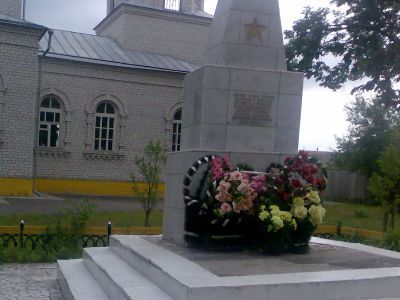 Братская могила 8 советских воинов, погибших в 1941 и 1943 гг. в боях с немецко-фашистскими захватчиками