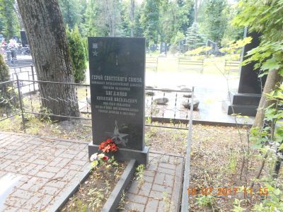 Памятник Герою Советского Союза Богданову Н.В. (1903-1943) на его могиле