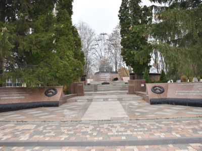 Братская могила советских воинов, погибших в боях с фашистскими захватчиками в 1943 году. Захороненo 16 человек, имена всех установпены. Скульптура советского воина: на фоне стелы с изображением батальной битвы