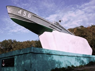 "Торпедный катер", установленный в честь священной памяти мужества и героизма моряков-тихоокеанцев в Великой Отечественной войне 1941 - 1945 гг. от трудящихся города