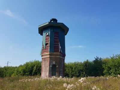 Водонапорная башня конца XIX века с каменным основанием с резным декором