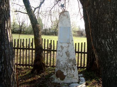 Братская могила коммунистов  А.И.Орлова, И.А.Артемьева и  М.Т.Виноградова, убитых кулаками в 1921 г. На могиле установлен обелиск