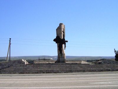 Братская могила советских воинов