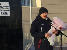 В преддверии турнира Дмитрия Коркина в Якутске возложили цветы к его памятнику