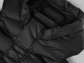 Утепленное полупальто с капюшоном