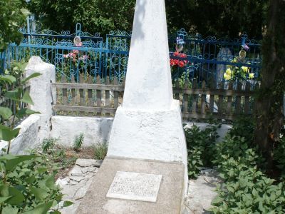 Братская могила советских воинов