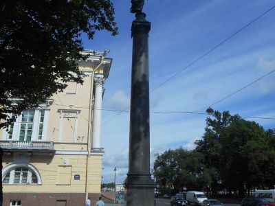 Колонны со статуями Славы (две)