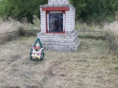 Братская могила советских воинов, погибших в боях с фашистскими захватчиками в 1941 г.