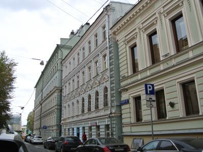 Доходный дом купца А.А.Шешкова, 1891 г., архитектор М.Г.Пиотрович. Здесь в 1899-1900 гг. жил и работал А.П.Чехов