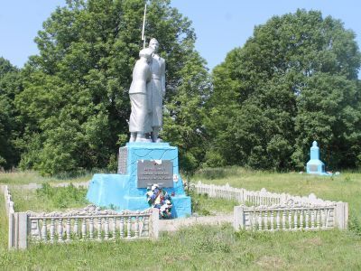 Братская могила советских воинов, погибших в боях с фашистскими захватчиками в 1943 году. Захоронено 164 человека, имена установлены. Обелиск