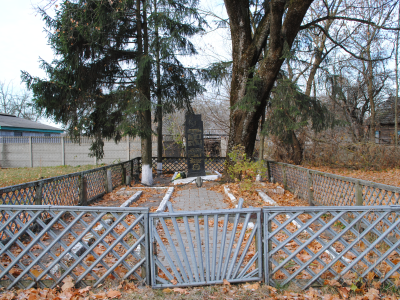 Братская могила 18 советских воинов и одного партизана, погибших в 1942-1943 гг. в боях с немецко-фашистскими захватчиками