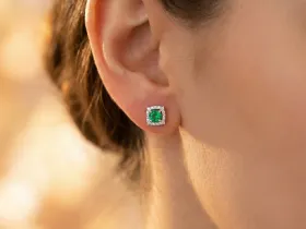 Пусеты из белого золота с изумрудами э4767пс11210456