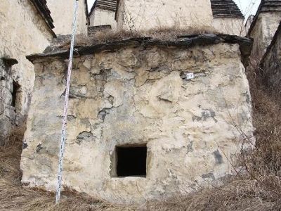 Склеп полуподземный с гладкой фасадной стеной 9