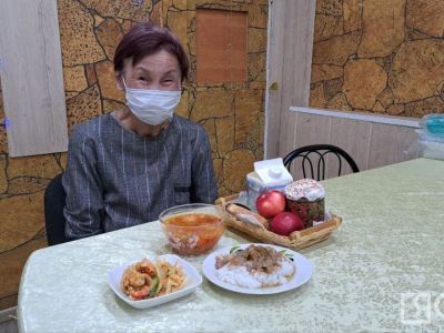 Подопечные социальной столовой накануне православной Пасхи получили куличи