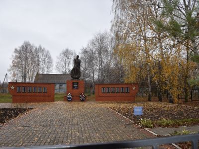 Братская могила советских воинов, погибших в боях с фашистскими захватчиками в 1943 году. Захоронено 2 человека, имена установлены. Скульптура советского воина