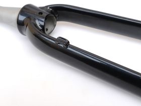 Жесткая алюминиевая вилка Format 1-1/8-1.5 28" (черный 187 мм эксцентрик 9 мм шток 1 1/8"-1.5" (28.6 мм - 38.1 мм), алюминий для дисковых тормозов)