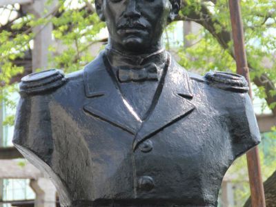 Памятник революционеру лейтенанту Шмидту П.П.