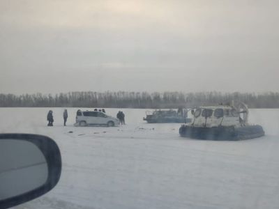 На реке Лене столкнулись автомобиль и судно на воздушной подушке