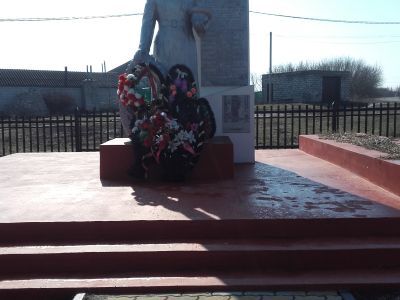 Братская могила советских воинов, погибших в боях с фашистскими захватчиками в 1943 году. Захоронено 29 человек, имена 22 человек установлены. Скульптура советского воина