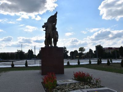Братская могила советских воинов, погибших в боях с фашистскими захватчиками в 1943 году. Захоронено 244 человека, имена установлены. Скульптура советского воина