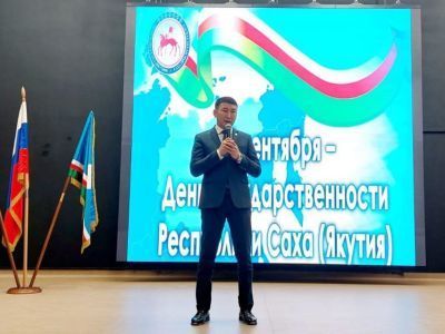 Вице-премьер Сергей Местников провел урок государственности в Хатасской школе