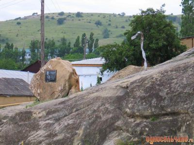 Обьект, отражающий достижения атлета-борца Али Клыча Хасаева - перекрученная в спираль узкоколейная рельса