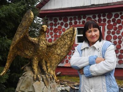 Пенсионерка из Якутии построила на своем участке декоративный пруд и золотистую скульптуру орла