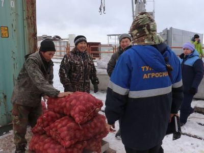 Организации Нижнеколымского района получили овощной груз, доставленный «Магдебургом»