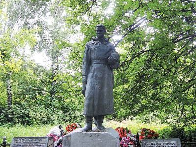 Братская могила советских воинов