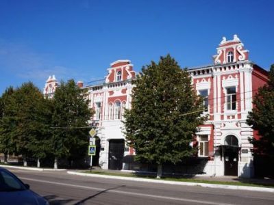 Дом, в котором в 1918г.  находились уездный комитет РСДРП/б/, уездный исполнительный  комитет  Совета рабоче- крестьянских депутатов и штаб по формированию Красной Гвардии. Здесь в разные годы бывали М.И.Калинин и Н.И.Подвойский