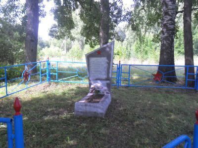 Братская могила советских воинов и партизан, погибших в боях с немецко-фашистскими захватчиками