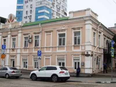 Дом доходный купца Д.Е. Манусси. Здесь размещались: Городская Управа и Дума, Совет рабочих депутатов