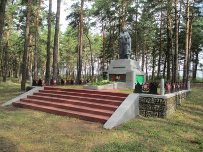 Братская могила советских воинов, погибших в боях с фашистскими захватчиками в 1943 году. Захоронено 6 человек, имена установлены. Скульптура советского воина