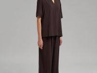 Свободная блузка с v-вырезом и воротником