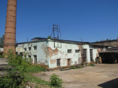 Здание хлебозавода, где в 1923 г. работал Герой Советского Союза Рудаков Евгений Михайлович, погибший в 1940 г. в бою с белофиннами. Установлена мемориальная доска