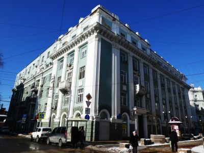 Многоэтажный жилой дом с магазинами в первом этаже