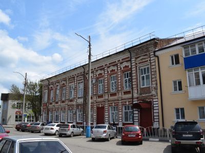 Торговый дом У.Н. Месинева. Городское училище, где в 1941 - 1942 годах в школе учился Герой Советского Союза П.А. Сорокин