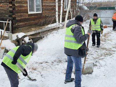 В Табаге осужденные очистили от снега дворы ветеранов и семей участников СВО
