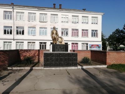 Братская могила с памятником