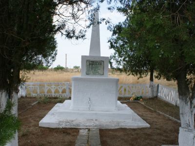 Памятный знак в честь майора Л.С.Ерофеева и командира группы Ялтинского партизанского отряда В.М.Андреева