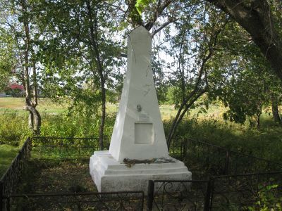 Обелиск комсомольцам, погибшим от рук банды Лындина