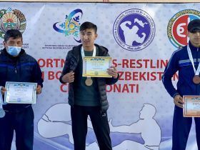 Участники Чемпионата Узбекистана по мас-рестлингу приветствуют друзей по всему миру
