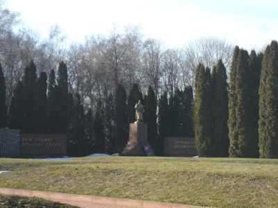 Солдатское кладбище. Братские могилы павших в боях и умерших от ран воинов Советской Армии в период Великой Отечественной войны. Всего 179 братских могил, в которых захоронено 2413 человека. На кладбище в 1952 году установлена скульптура воина и стела с м