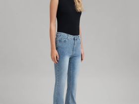 Джинсы расклешенного кроя