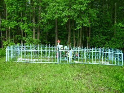 Могила 8 советских воинов, погибших в 1941-1943 гг. в боях с немецко-фашистскими захватчиками. Установлен обелиск