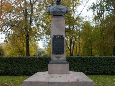 Памятник Осипову В.Н., дважды Герою Советского Союза