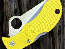 Складной нож-брелок Spyderco Manbug™ Salt Sheepfoot, сталь H1 Satin Serrated, рукоять термопластик FRN, жёлтый