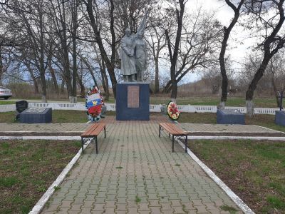 Братская могила 57 советских воинов, погибших в боях с фашистскими захватчиками