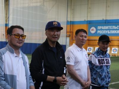 Призёр Олимпийских игр Баир Баденов встретился с якутскими лучниками