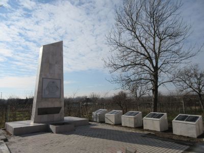 Могила неизвестного офицера Советской Армии, погибшего в 1943 г. при освобождении хутора